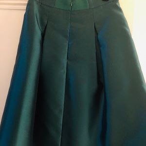 Pleated silk skirt with lining.